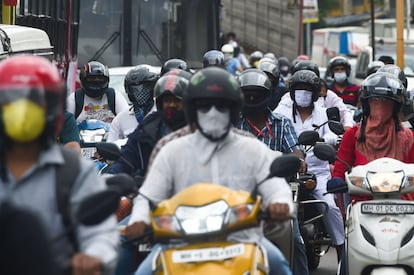 Varias personas circulan en moto por una calle de Mumbai (India). El país comenzó este lunes formalmente la primera fase de su plan de desescalada -después de más de dos meses bajo un riguroso confinamiento para contener la propagación del coronavirus-, pese al constante aumento del número de casos.