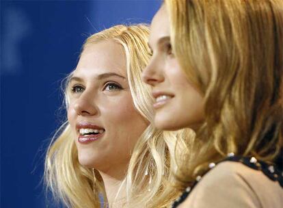 Scarlett Johansson, a la izquierda, y Natalie Portman, en Berlín.