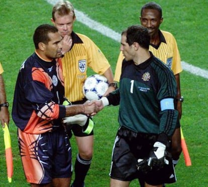 Chilavert, a la izquierda, saluda a Zubizarreta en presencia del árbitro al final del partido entre España y Paraguay del Mundial 98, que acabó empate a 0.