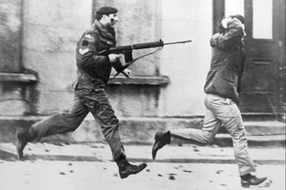 Un soldado británico apunta a un manifestante detenido durante el Domingo Sangriento, el 30 de enero de 1972.