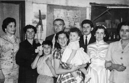 María Nieves (à esquerda) junto com sua mãe na festa de casamento de sua irmã, em 1954