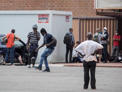 Decenas de temporeros esperan a las puertas del pabellón de Feria de Lleida, en junio.