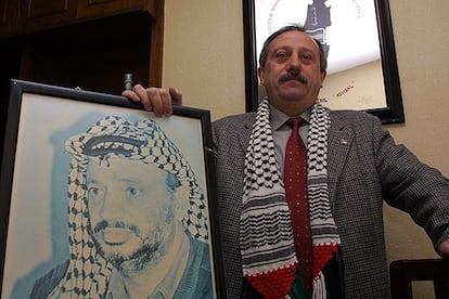 Fernando Huarte posa junto a un retrato del líder palestino ya fallecido Yasir Arafat.