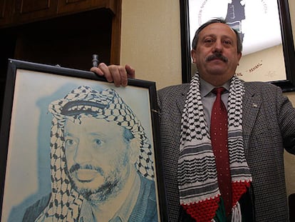 Fernando Huarte posa junto a un retrato del líder palestino ya fallecido Yasir Arafat.
