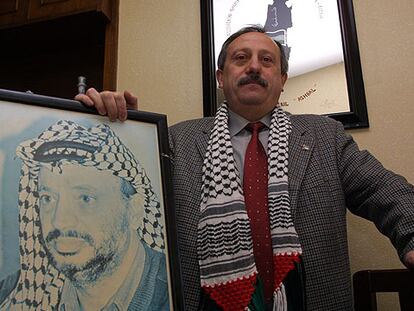 Fernando Huarte posa junto a un retrato del líder palestino ya fallecido Yasir Arafat.