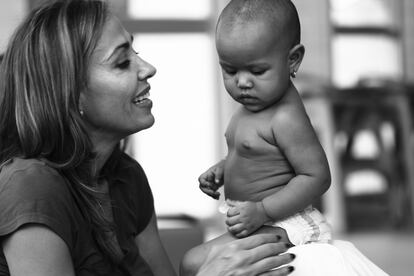 Catalina Escobar con uno de los bebés a los que atiende la Fundación Juanfe.