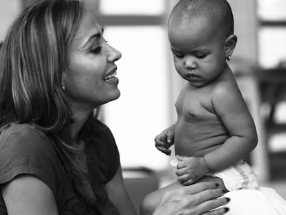 Catalina Escobar con uno de los bebés a los que atiende la Fundación Juanfe.