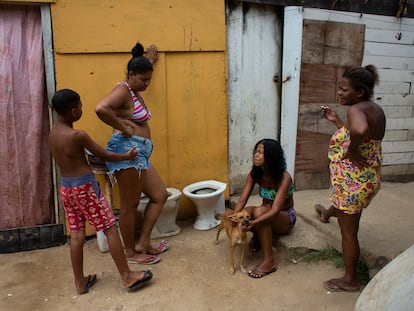 Un grupo de vecinas de la favela Ciudad de Dios, de Río de Janeiro, este domingo.