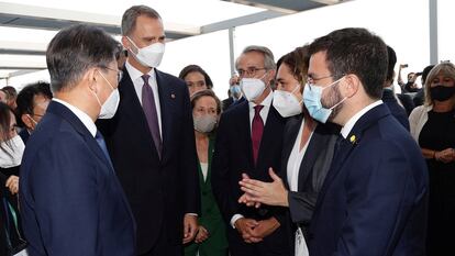 El Rey Felipe VI (en el centro), junto al presidente de la República de Corea del Sur, Moon Jae-in (izquierda), saludan a la ministra de Asuntos Económicos, Nadia Calviño; al presidente del Cercle d'Economia, Javier Faus; a la alcaldesa de Barcelona, Ada Colau, y al 'president' de la Generalitat, Pere Aragonès, antes de la cena inaugural de la reunión anual del Cercle d'Economia en Barcelona.