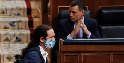 El vicepresidente segundo del Gobierno, Pablo Iglesias, pasa ante el presidente del Ejecutivo, Pedro Sánchez, en el Congreso.