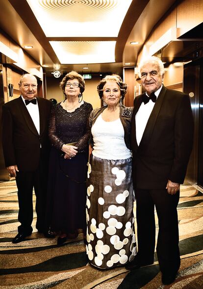 Es el viaje inaugural del barco más grande del mundo. El pasaje bebe y baila. Suena 'Village People'. En la imagen, los matrimonios Masllorens y Peláez.