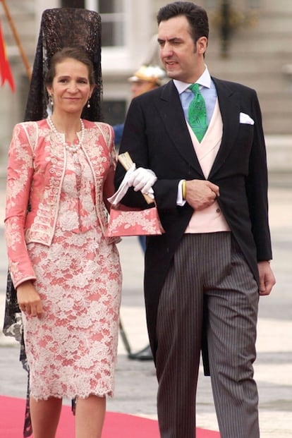 En el enlace de su hermano el príncipe Felipe vistió un diseño del modisto francés Christian Lacroix. Combinó el vestido de encaje en tonos pastel con una tradicional mantilla negra.