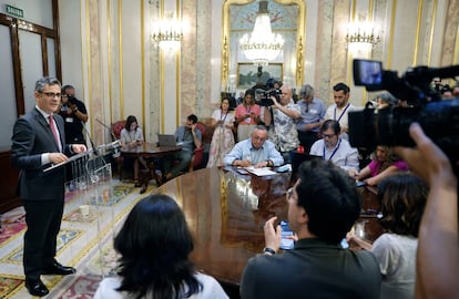 Un grupo de periodistas asiste a una comparecencia del ministro Félix Bolaños en el Congreso.