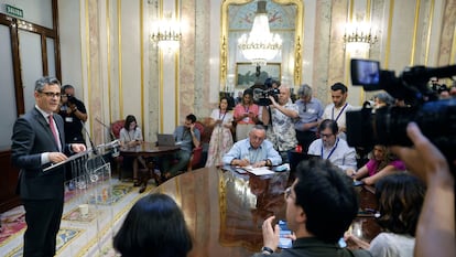 Un grupo de periodistas asiste a una comparecencia del ministro Félix Bolaños en el Congreso.