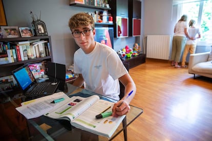 Unai Martín estudia en su habitación, en su casa de Usúrbil (Gipuzkoa), con su hermana, Uxue, y su madre, Coro, al fondo.