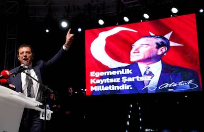 El vencedor de las elecciones municipales en Estambul, Ikram Imamoglu, que se ha visto despojado de su cargo tras la anulación de los comicios, se dirige a sus seguidores.