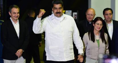 Maduro (centro), junto a su esposa Cilia Flores y el expresidente espa&ntilde;ol Jos&eacute; Luis Rodriguez Zapatero, tras la reuni&oacute;n con la oposici&oacute;n auspiciada por el Vaticano, el 30 de octubre en Caracas.