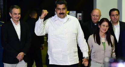 Maduro (centro), junto a su esposa Cilia Flores y el expresidente español José Luis Rodriguez Zapatero, tras la reunión con la oposición auspiciada por el Vaticano, el 30 de octubre en Caracas.