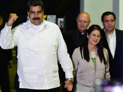 Maduro (centro), junto a su esposa Cilia Flores y el expresidente espa&ntilde;ol Jos&eacute; Luis Rodriguez Zapatero, tras la reuni&oacute;n con la oposici&oacute;n auspiciada por el Vaticano, el 30 de octubre en Caracas.