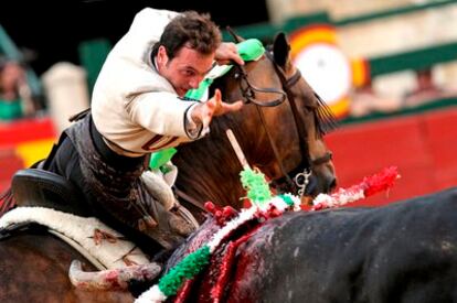 El rejoneador Andy Cartagena coloca una banderilla corta a <i>Habitado</i>, al que cortó las dos orejas en el primer festejo de la Feria de Julio de Valencia.