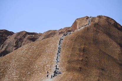 El fuerte viento obligó a suspender durante unas horas el acceso de centenares de turistas que hacían cola para escalar esta mole rocosa a la que se asciende con la ayuda de un pasamanos de cadenas instalado en 1964.