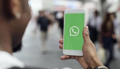 Logotipo de WhatsApp en un smartphone