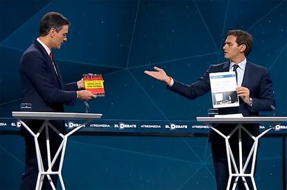 Debate electoral del 28-A en Atresmedia (Antena 3 y la Sexta): Pedro Sánchez, del PSOE, entrega el libro de Sánchez Dragó sobre Santiago Abascal, de Vox, a Albert Rivera, que le muestra un informe sobre el supuesto plagio de la tesis de Sánchez, en el segundo de los dos debates de las elecciones generales del 28 de abril de 2019.