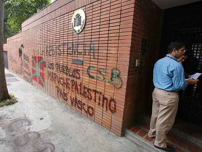 Pintadas a favor de ETA y la independencia del País Vasco en la fachada de la Embajada de España.