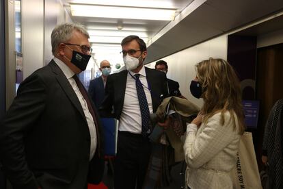 La ministra de Trabajo, Yolanda Díaz, junto al comisario europeo de Economía, Paolo Gentiloni, y el comisario de Empleo y Derechos Sociales, Nicholas Schmit.