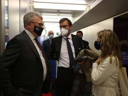 La ministra de Trabajo, Yolanda Díaz, junto al comisario europeo de Economía, Paolo Gentiloni, y el comisario de Empleo y Derechos Sociales, Nicholas Schmit.