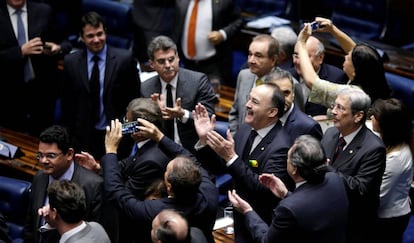 La oposición logró superar su objetivo de llegar a 54 votos, equivalentes a la mayoría calificada de dos tercios que, una vez que concluya el juicio, será necesaria para que Rousseff sea finalmente destituida