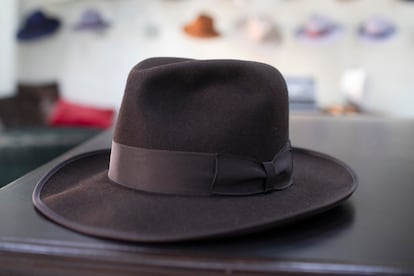 Réplica del sombrero usado en las películas de Indiana Jones, fabricado en la empresa sevillana de sombreros artesanales Fernández y Roche.