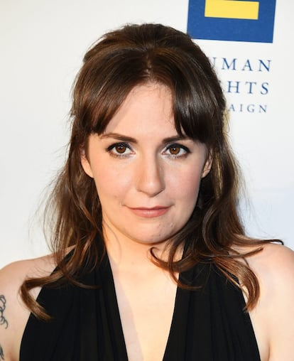 <p>Desde que Lena Dunham alcanzara la fama gracias a la serie ‘Girls’, son muchos los que han criticado a la actriz por su cuerpo, que ha lucido al desnudo y sin complejos en varias ocasiones en pantalla. La intérprete y guionista, además, es una de las famosas que ha decidido que su cuerpo no va a ser retocado digitalmente en las fotos.</p></br>
<p>Después de que el bloguero estadounidense Perez Hilton criticara una de sus elecciones estilísticas (“Esta bien ver que al menos lo intenta”, dijo) para un evento, la actriz le dirigió una clara respuesta. “Lo intento en muchas cosas. Sobre todo pongo mis esfuerzos en ser una escritora, directora, actriz, activista, amiga, hermana, compañera, madrina… La moda es divertida pero a veces prefiero no gastar tres horas ni mucho dinero que podría dar a caridad o gastar en libros y comida. Hay muchas maneras diferentes de ser una figura pública y creo que hay espacio para nosotros para aparecer ocasionalmente en público como lo hace la gente normal. Cuando miro la foto que has criticado, veo un día bien invertido en la escritura, en leer, tomar un té con un amigo. Es una pena que los días en los que más me aplaudes sean aquellos en los que menos invierto en lo realmente importante. Con amor, Lena”.</p></br>
<p>Recientemente, la actriz también ha tenido que contestar a aquellos internautas y medios de comunicación que han hablado sobre su pérdida de peso. “Es frustrante, porque realmente es una evidencia de que como mujer en Hollywood, no puedes ganar”, comentó Lena Duham en el programa de Ellen DeGeneres. La actriz asegura que ha perdido peso porque está controlando su alimentación para paliar los efectos de la endometriosis, y, que en cualquier caso, las personas siempre cambian con el paso del tiempo. </p></br>