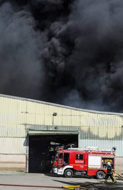 Bomberos en las labores de extinción del incendio declarado en una planta de reciclaje de productos industriales en Chiloeches.