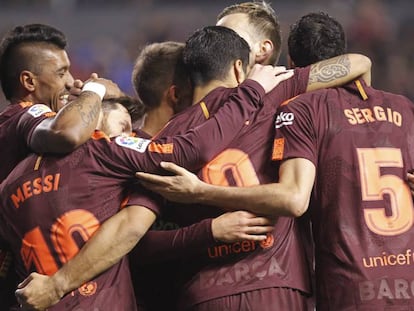 Jogadores do Barcelona comemoram sua vitória no campeonato espanhol.