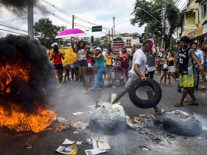 Manifestantes protestam contra a paralisação da PM em Vitória.