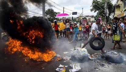 Manifestantes protestam contra a paralisação da PM em Vitória.