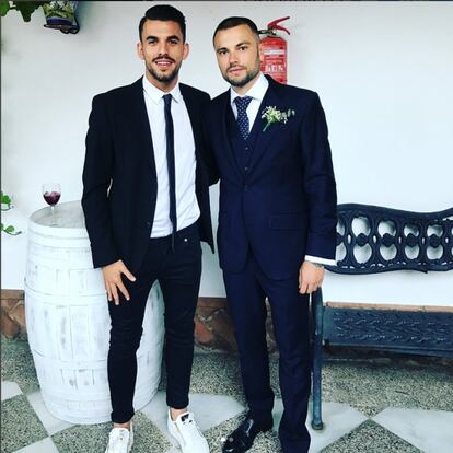 Mucho no debe querer a su hermano el nuevo jugador del Real Madrid, de 20 años, si se presenta así en su boda. No es una cuestión de normas (y menos si hablamos de bodas en la era del 'food truck'), sino de adecuarte al entorno. Si el novio va con traje de tres piezas (derecha), tú, cuanto menos, decídete: o traje o chándal. Toma una decisión. No vayas de presentador de 'Caiga quien Caiga' por arriba y de persona normal un martes a mediodía de cintura para abajo. Y que conste que estamos más en contra del 'look' presentador de 'Caiga quien caiga' que del otro.