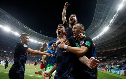 Los jugadores croatas celebran el gol de Mario Mandzukic en la prórroga que les dió el pase a la final.