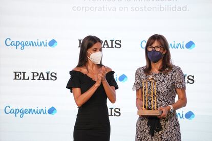 La reina Letizia entrega el premio a la responsable de Tecnologías de Airbus, Silvia Lazcano.