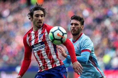 Vrsaljko, disputa el balón contra el defensa del Celta de Vigo, Sergi Gómez.