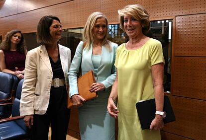 Díaz Ayuso, al fondo, en 2015, cuando era una diputada desconocida. En primer plano, Paloma Adrados, Cristina Cifuentes y Esperanza Aguirre.