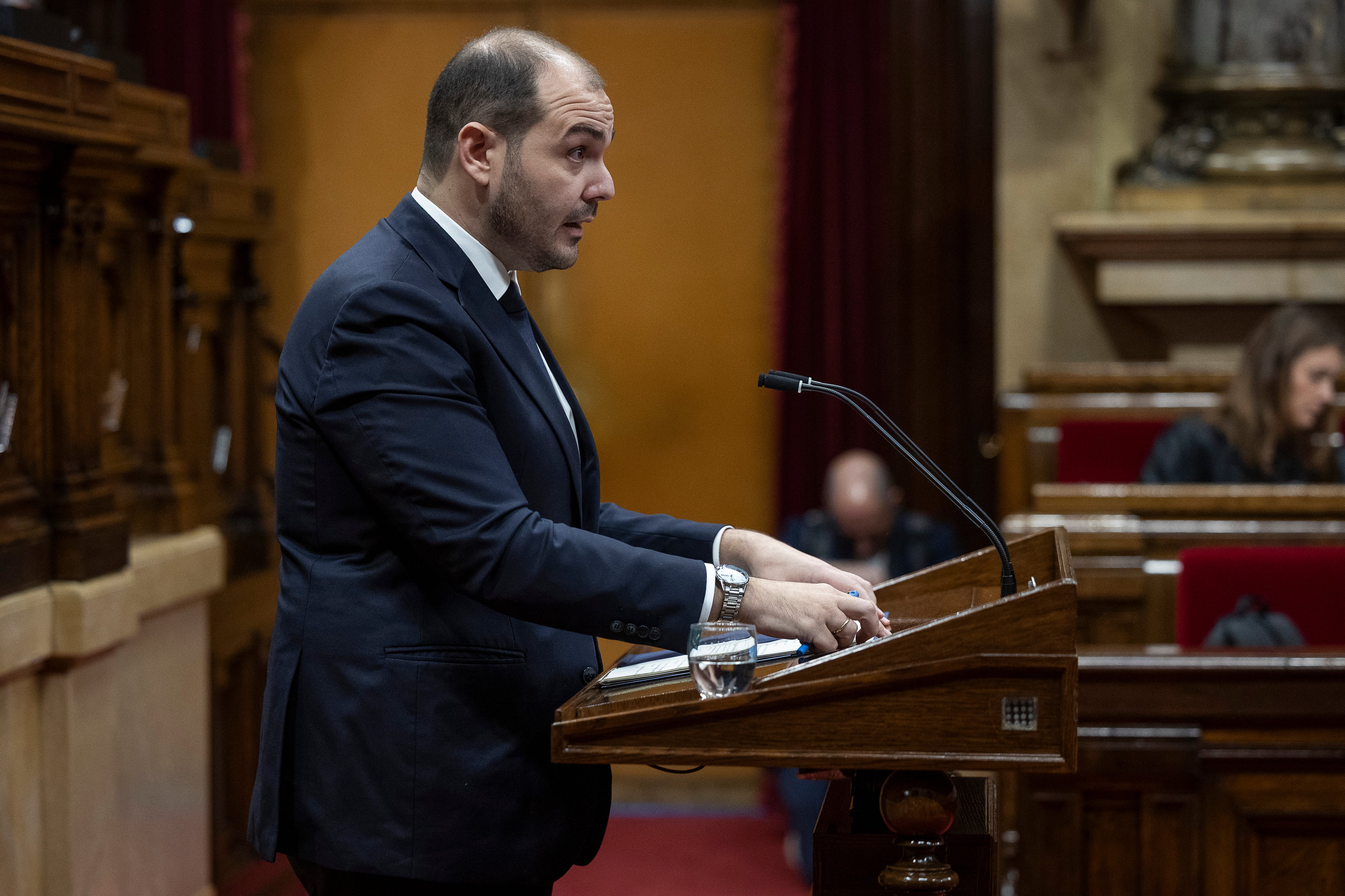 El conseller de Presidencia, Albert Dalmau (en funciones de presidente) en un momento de su comparecencia en el pleno para informar sobre la situación de Rodalies.