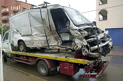 Estado en que quedó la furgoneta cuyo conductor murió en un choque que cortó la A-7 en Oropesa.