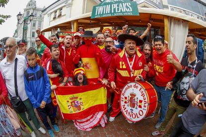 Manolo 'El del Bombo' junto con aficionados españoles animan el ambiente en Kazán, antes del partido.