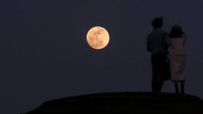 Um casal contempla a superlua na cidade de Xiamen (Chinesa).