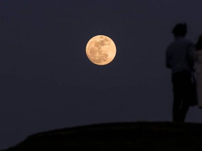 Um casal contempla a superlua na cidade de Xiamen (Chinesa).