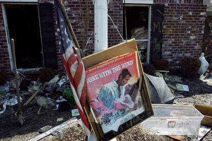 Un cartel de 'Lo que el viento se llevó' en una casa dañada por el huracán Katrina. 