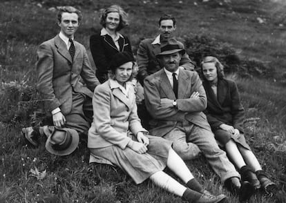 La Gran Duquesa Carlota (en el centro) de Luxemburgo con su consorte, el príncipe Félix, y sus hijos, incluido el príncipe Juan (al fondo, a la derecha), futuro Gran Duque, disfrutan de unas vacaciones de pesca, senderismo y tiro en Inverness (Escocia), en 1946.