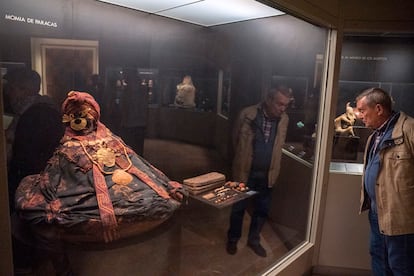 Uno de los fardos funerarios con restos humanos que se expone en el Museo de América. 